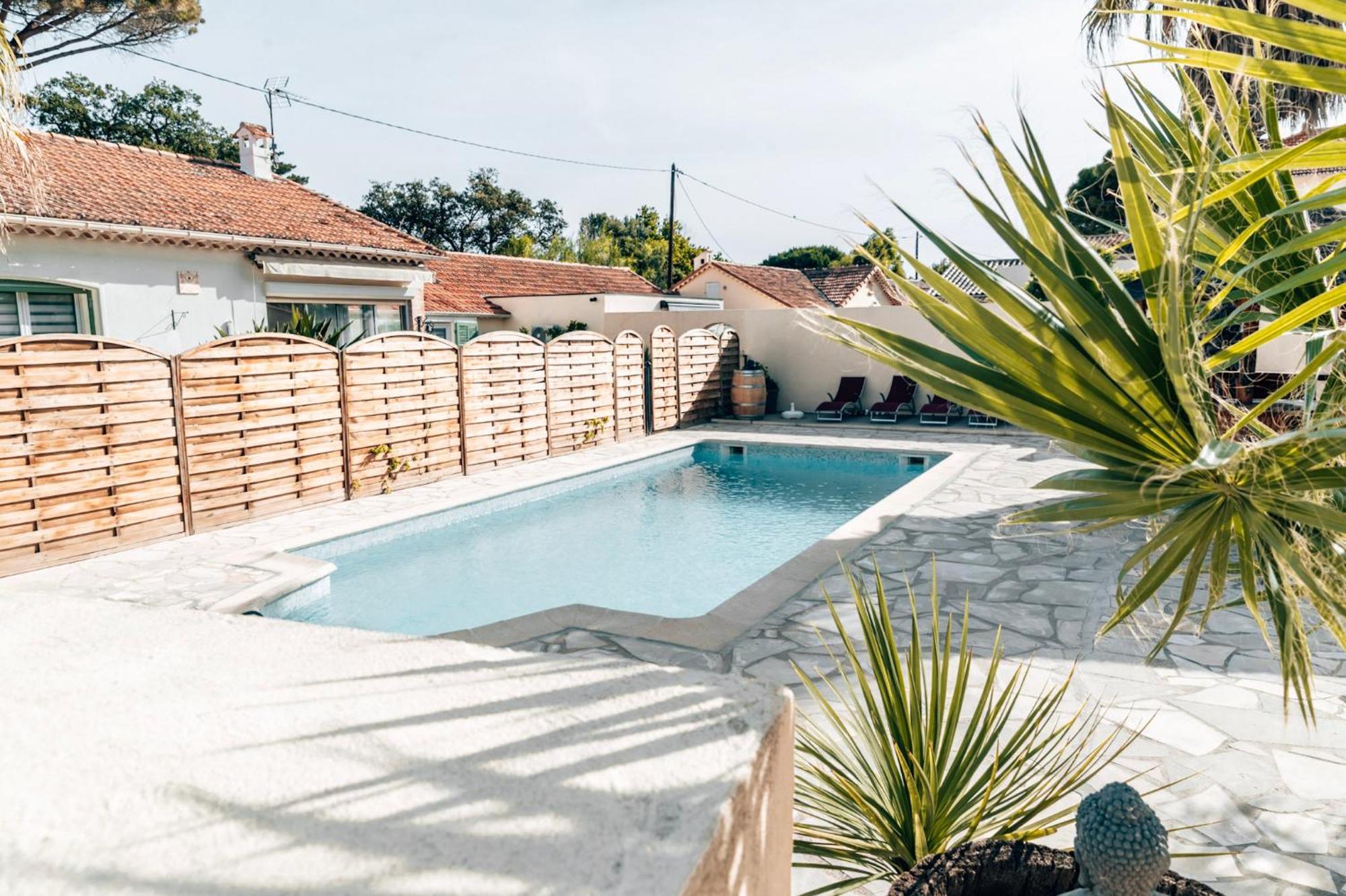 Reve D'Azur: Beachfront Villa with Shared Pool and BBQ Terrace Sainte-Maxime Exterior photo