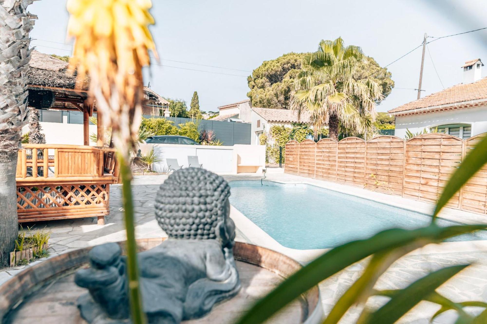Reve D'Azur: Beachfront Villa with Shared Pool and BBQ Terrace Sainte-Maxime Exterior photo