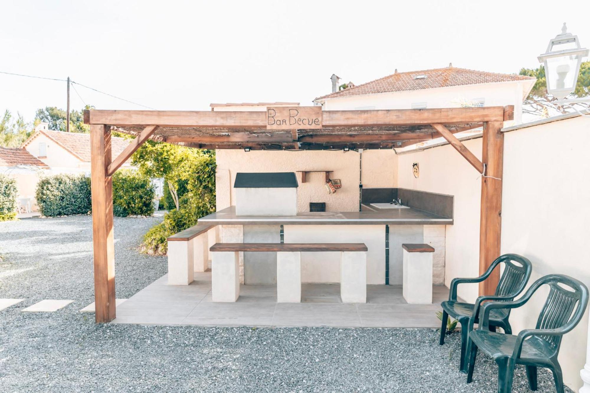 Reve D'Azur: Beachfront Villa with Shared Pool and BBQ Terrace Sainte-Maxime Exterior photo