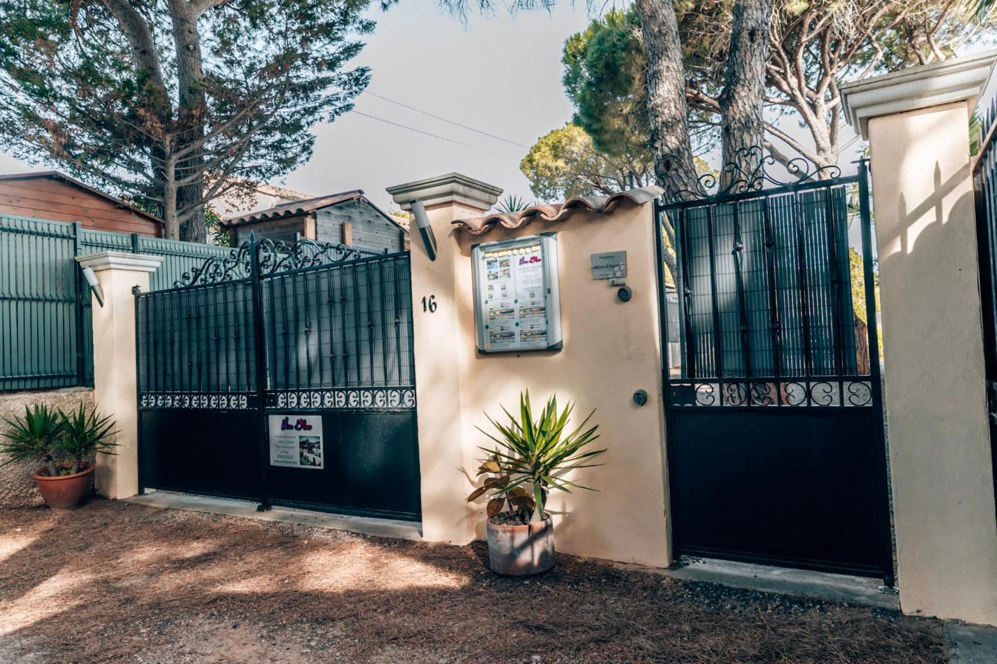 Reve D'Azur: Beachfront Villa with Shared Pool and BBQ Terrace Sainte-Maxime Exterior photo