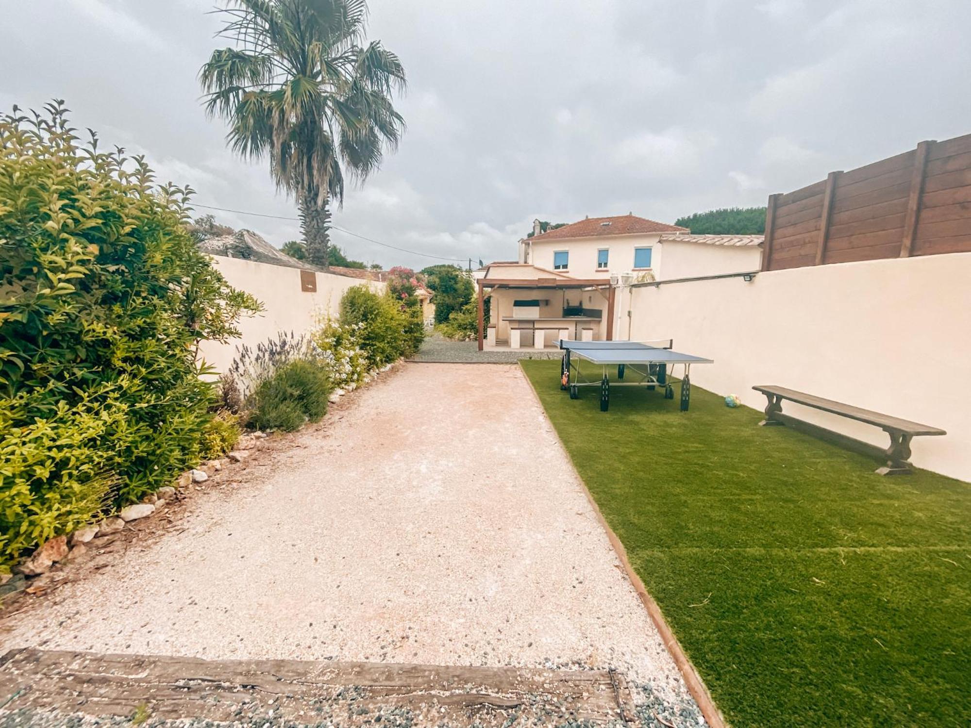 Reve D'Azur: Beachfront Villa with Shared Pool and BBQ Terrace Sainte-Maxime Exterior photo