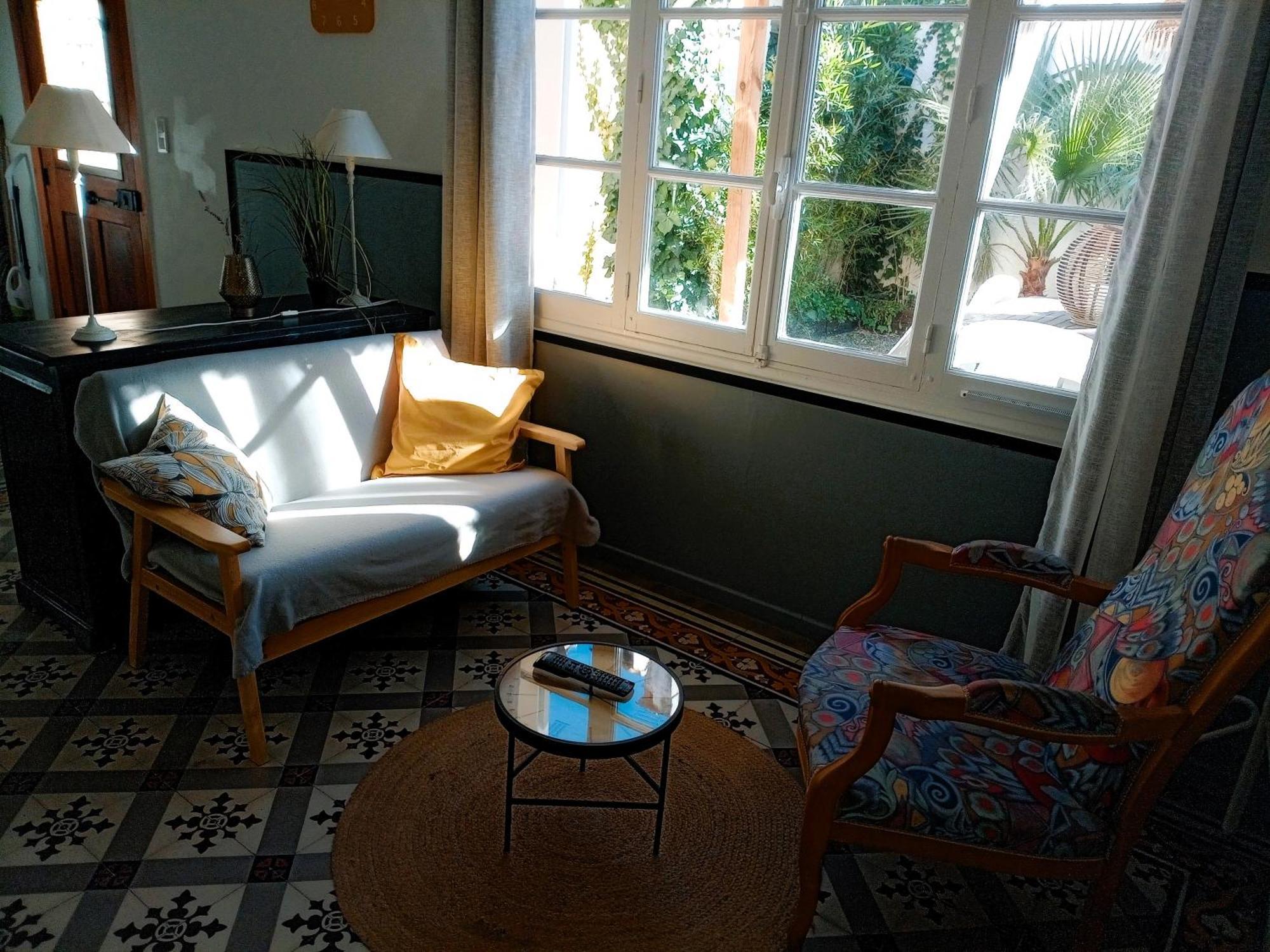 Reve D'Azur: Beachfront Villa with Shared Pool and BBQ Terrace Sainte-Maxime Exterior photo